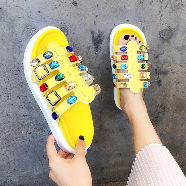 Μοντέρνες γυναικείες παντόφλες με πέτρες σε διάφορα χρώματα και επίπεδη σόλα