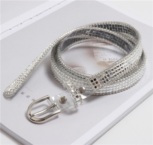 Cureaua de dama actuala cu efect stralucitor de culoare argintie