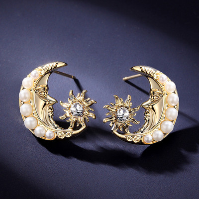 Hold alakú gyöngyös fülbevaló