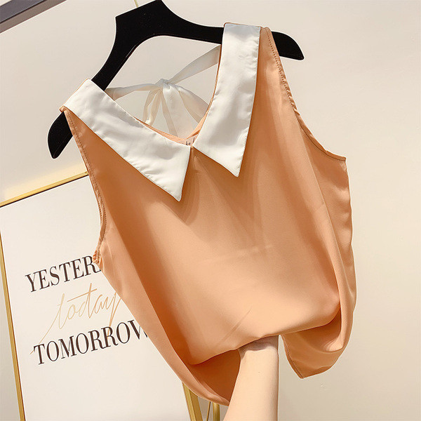 Női felső szalaggal a hátán