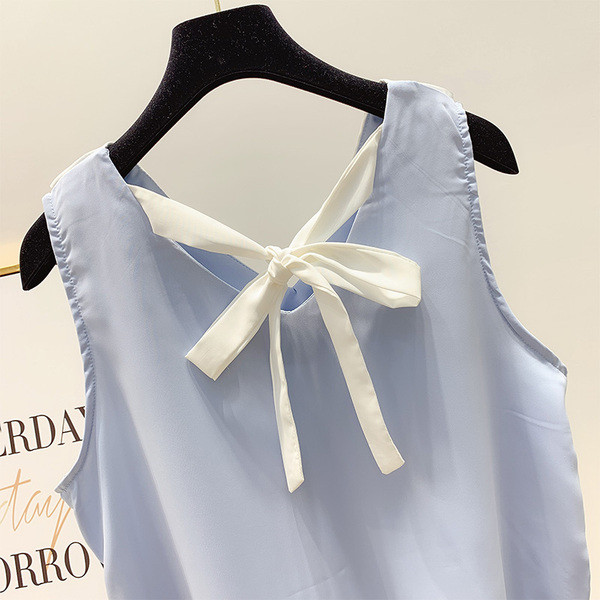 Női felső szalaggal a hátán