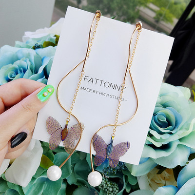 Arany színű női fülbevaló gyöngyökkel