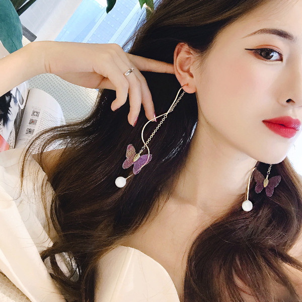 Arany színű női fülbevaló gyöngyökkel