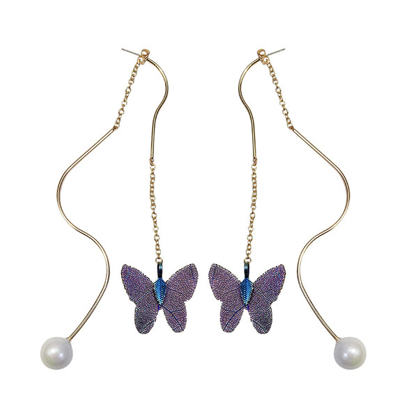 Arany színű női fülbevaló gyöngyökkel