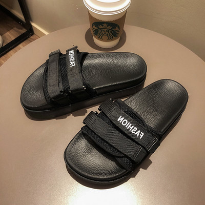 Κομψές γυναικείες παντόφλες σε λευκό και μαύρο χρώμα από οικολογικό δέρμα