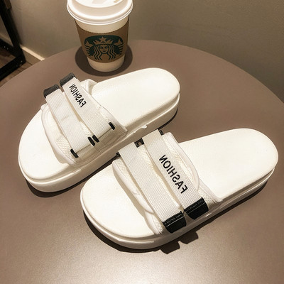 Κομψές γυναικείες παντόφλες σε λευκό και μαύρο χρώμα από οικολογικό δέρμα