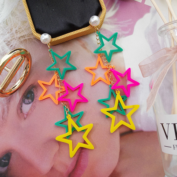 Női színes fülbevaló dekoratív gyöngyökkel