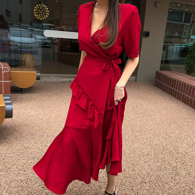 Modern női ruha V-nyakú és rövid ujjú piros színben