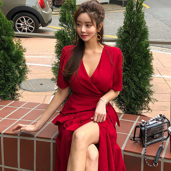 Modern női ruha V-nyakú és rövid ujjú piros színben