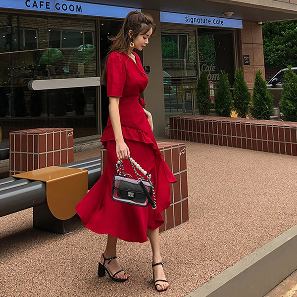 Modern női ruha V-nyakú és rövid ujjú piros színben