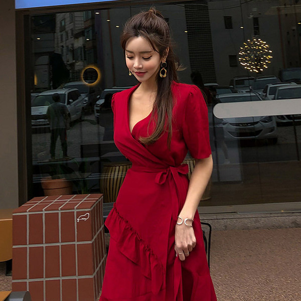 Modern női ruha V-nyakú és rövid ujjú piros színben