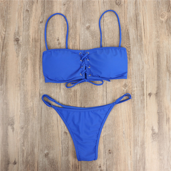 Μοντέρνο γυναικείο μαγιό με σταυρωτές συνδέσεις σε μαύρο, κόκκινο και μπλε χρώμα