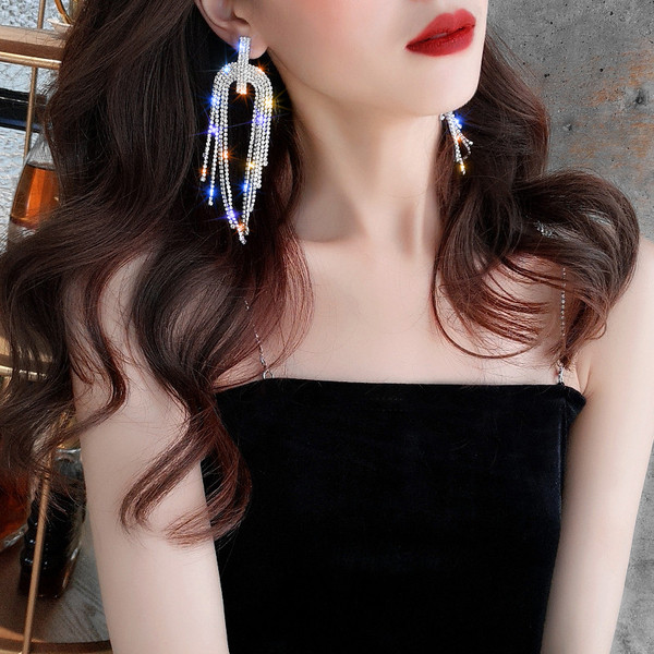 Stílusos női fülbevaló ezüst színben kövekkel