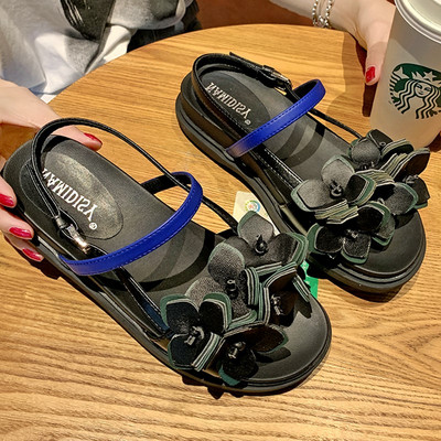 Μοντέρνα γυναικεία σανδάλια με επίπεδη σόλα και στοιχείο 3D