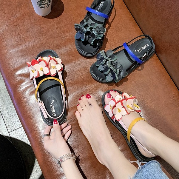 Modern női szandál lapos talppal és 3D elemmel