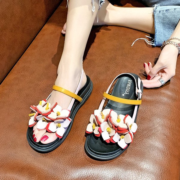 Modern női szandál lapos talppal és 3D elemmel