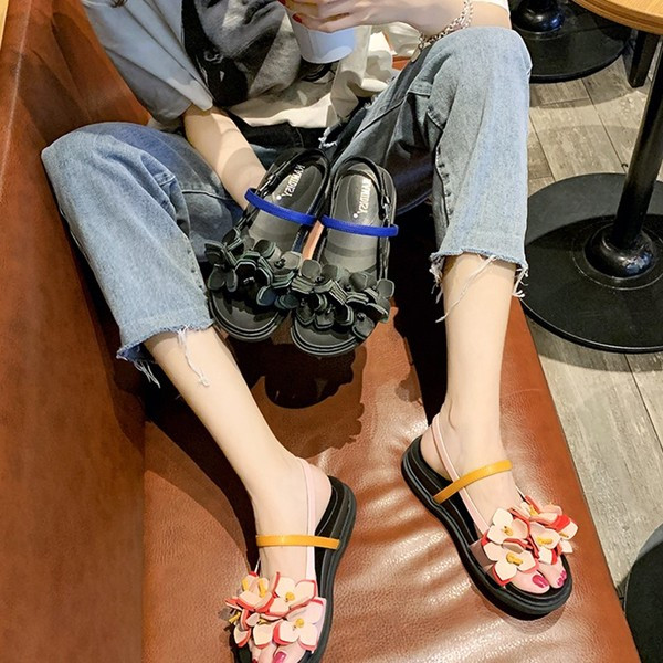 Modern női szandál lapos talppal és 3D elemmel