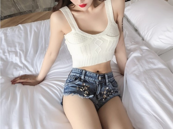 Nagyon rövid, fűzős női farmernadrág