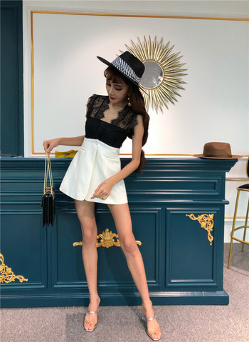 Γυναικείο κομψό κοντό φόρεμα με στοιχεία δαντέλας