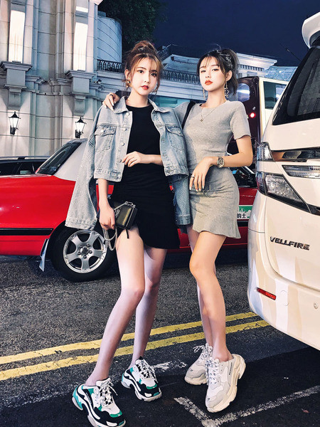 Rochie sportivă elegantă de damă cu mâneci scurte