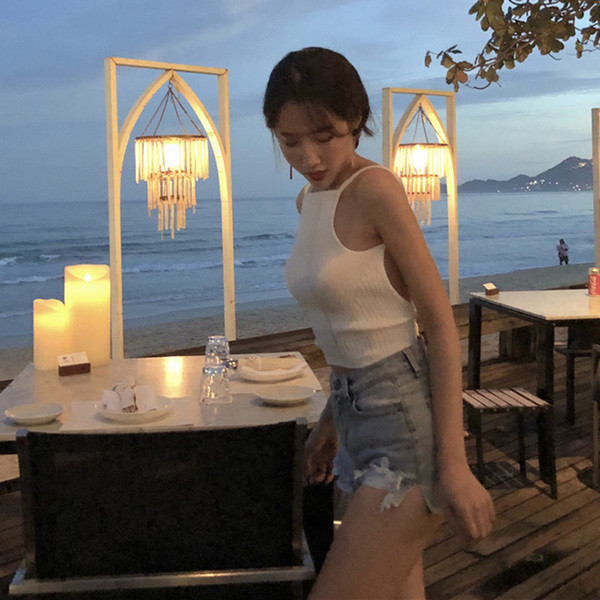 Fehér színű női nyári akasztófelső vékony pánttal, csupasz háttal