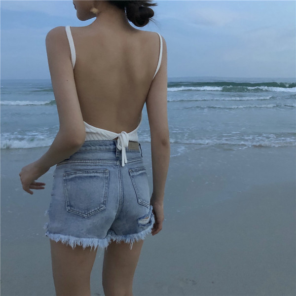 Fehér színű női nyári akasztófelső vékony pánttal, csupasz háttal