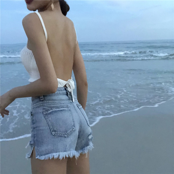 Fehér színű női nyári akasztófelső vékony pánttal, csupasz háttal