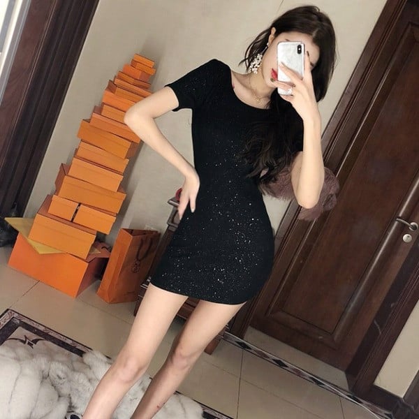 Черна лъскава рокля с гол гръб и къс ръкав