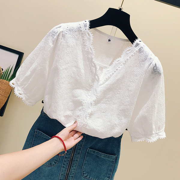 Γυναικεία λευκή μπλούζα με 3/4 μανίκι και κεντήματα