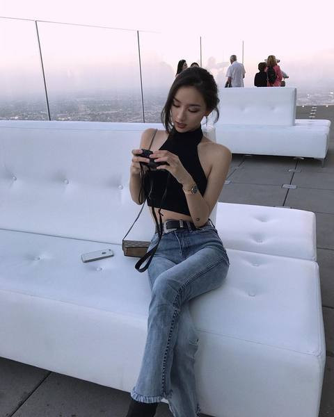 Rövid női felső gallérral és csupasz háttal