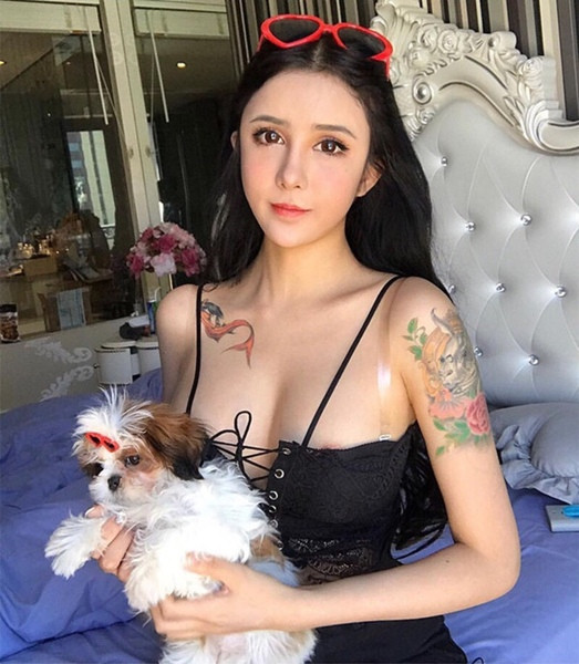 Női csipke body csipkével és vékony pántokkal