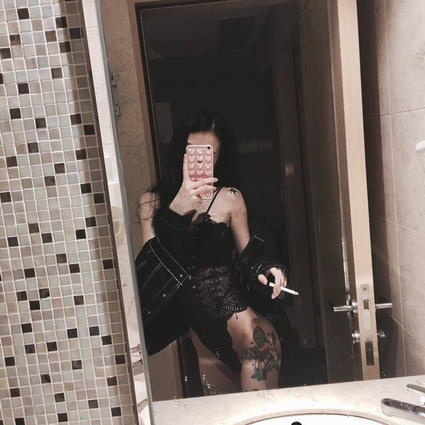 Női csipke body csipkével és vékony pántokkal