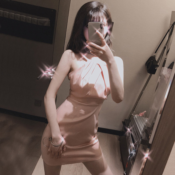 Стилна дамска рокля в розово с гол гръб 