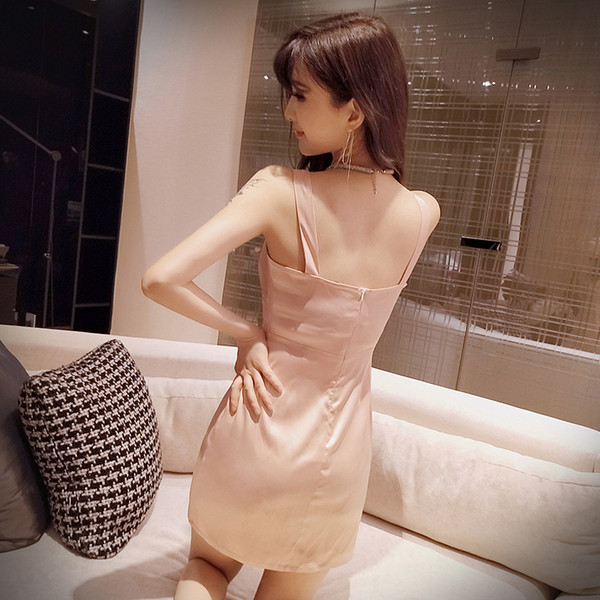 Стилна дамска рокля в розово с гол гръб 