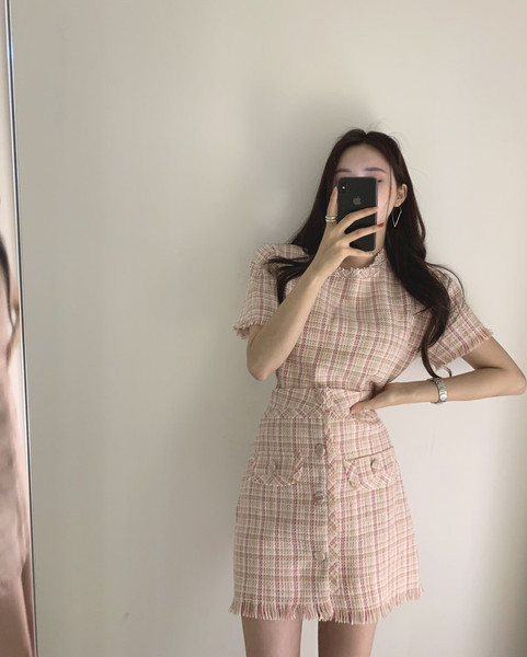 Kétrészes női szett kék és rózsaszín szoknyából és blúzból