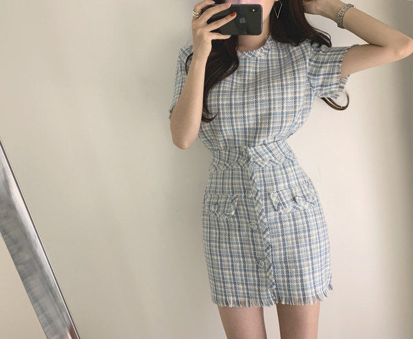 Kétrészes női szett kék és rózsaszín szoknyából és blúzból