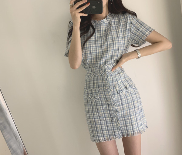 Kétrészes női szett kék és rózsaszín szoknyából és blúzból