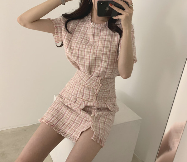 Kétrészes női szett kék és rózsaszín szoknyából és blúzból