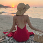 Μακρύ γυναικείο φόρεμα σε κόκκινο χρώμα με σχισμή