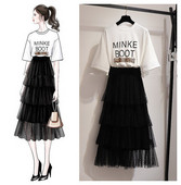 Ένα μοντέρνο γυναικείο σετ που αποτελείται από ένα μπλουζάκι και μια φούστα μακρύ με τούλι