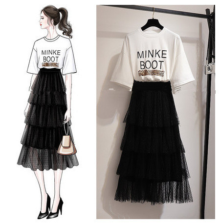 Ένα μοντέρνο γυναικείο σετ που αποτελείται από ένα μπλουζάκι  και μια φούστα μακρύ  με τούλι