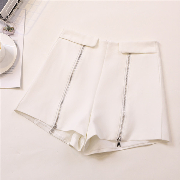 Модерни дамски къси панталони с цип в бял и черен цвят 