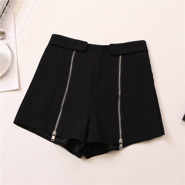 Модерни дамски къси панталони с цип в бял и черен цвят 