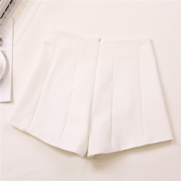 Модерни дамски къси панталони с цип в бял и черен цвят 