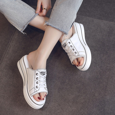 Μοντέρνες γυναικείες παντόφλες με δεσμούς σε διαφορετικά χρώματα