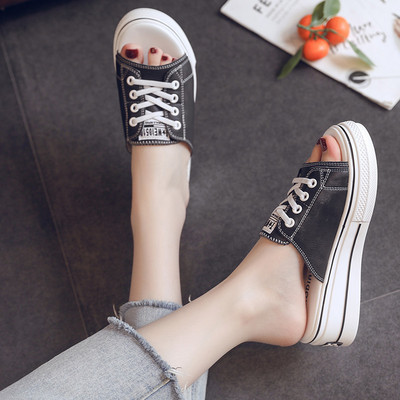 Μοντέρνες γυναικείες παντόφλες με δεσμούς σε διαφορετικά χρώματα