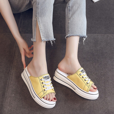 Μοντέρνες γυναικείες παντόφλες με δεσμούς σε διαφορετικά χρώματα