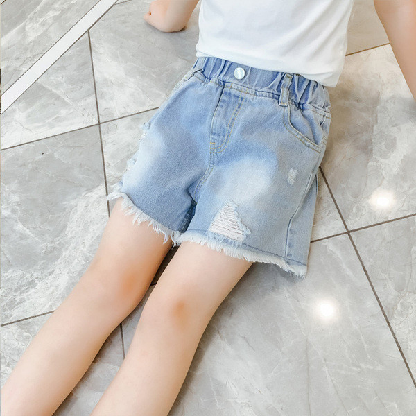 Szakadt motívumokkal ellátott rövid gyerekfarmer lányoknak