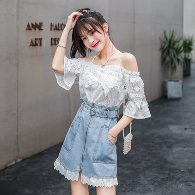 Μοντέρνο γυναικείο σετ που περιλαμβάνει δαντελωτό πουκάμισο και φούστα denim