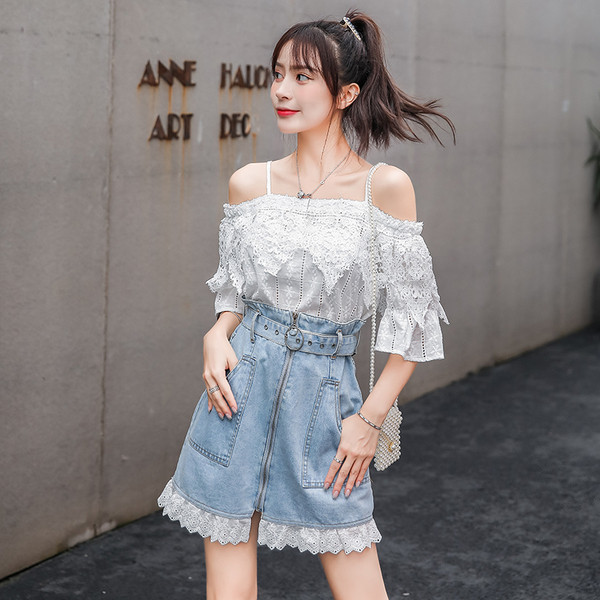 Μοντέρνο  γυναικείο σετ  που περιλαμβάνει δαντελωτό πουκάμισο και φούστα denim